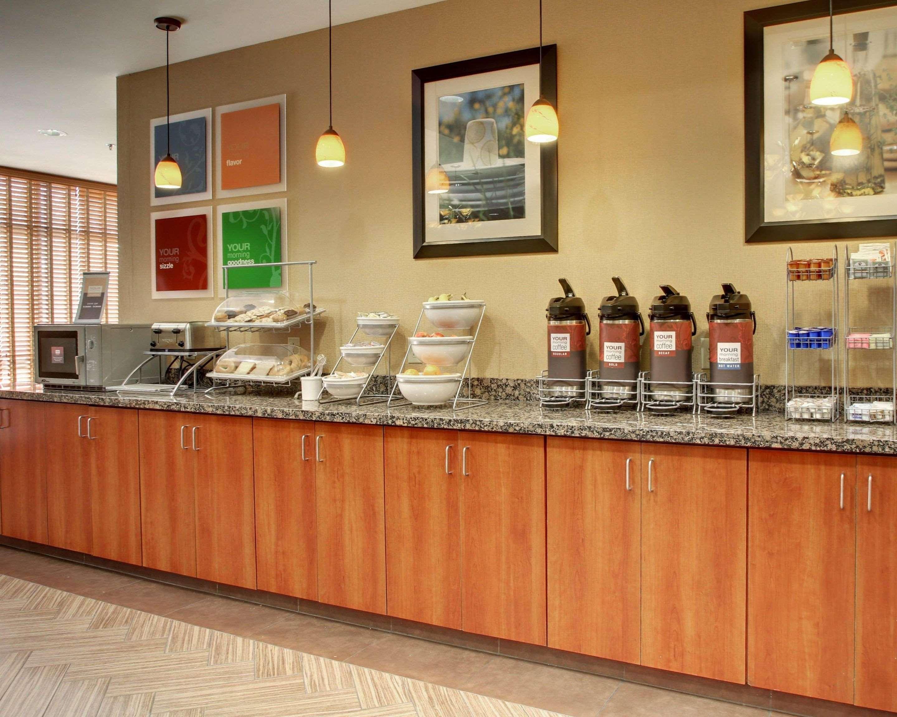 Comfort Suites Airport Luckney Екстериор снимка
