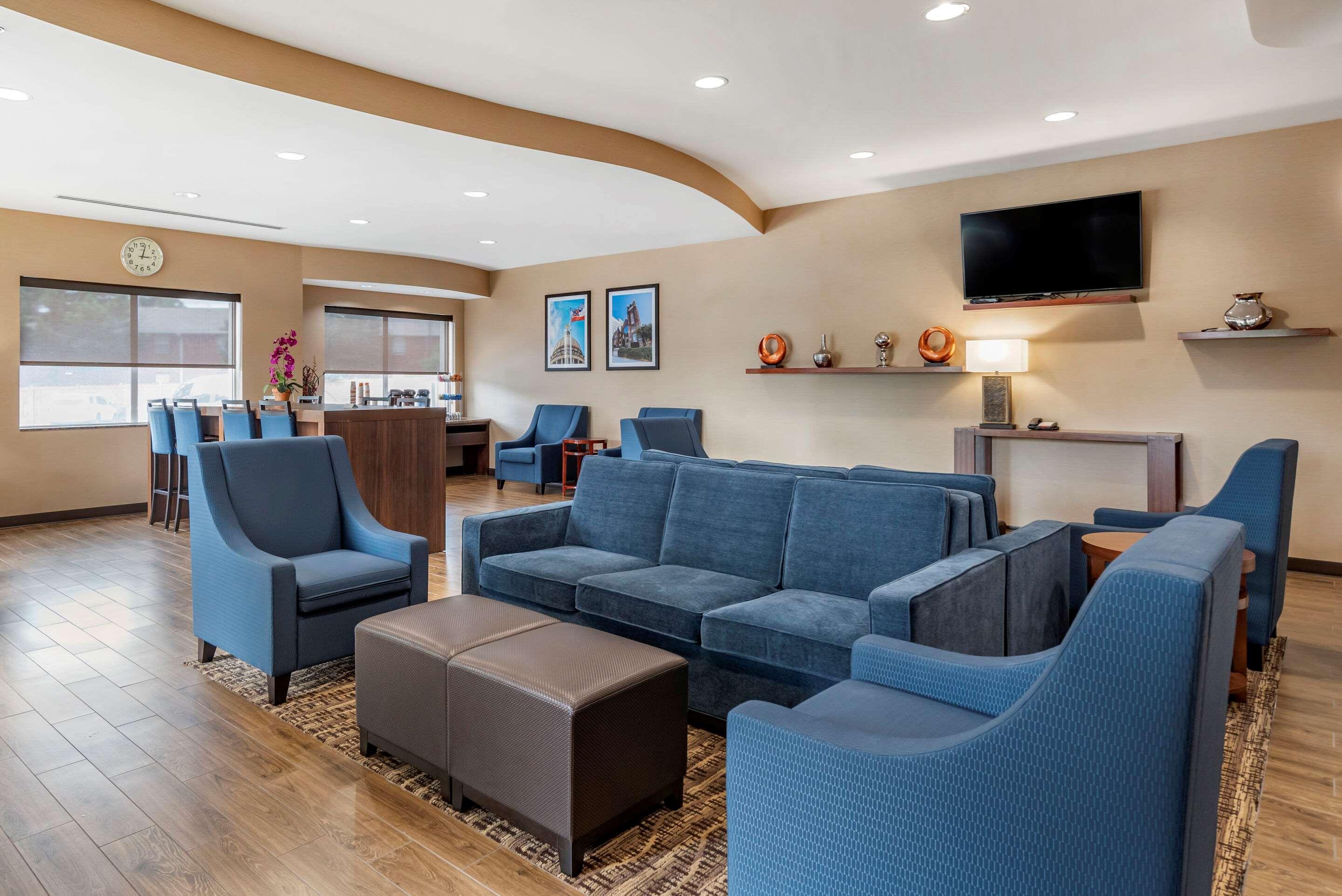 Comfort Suites Airport Luckney Екстериор снимка