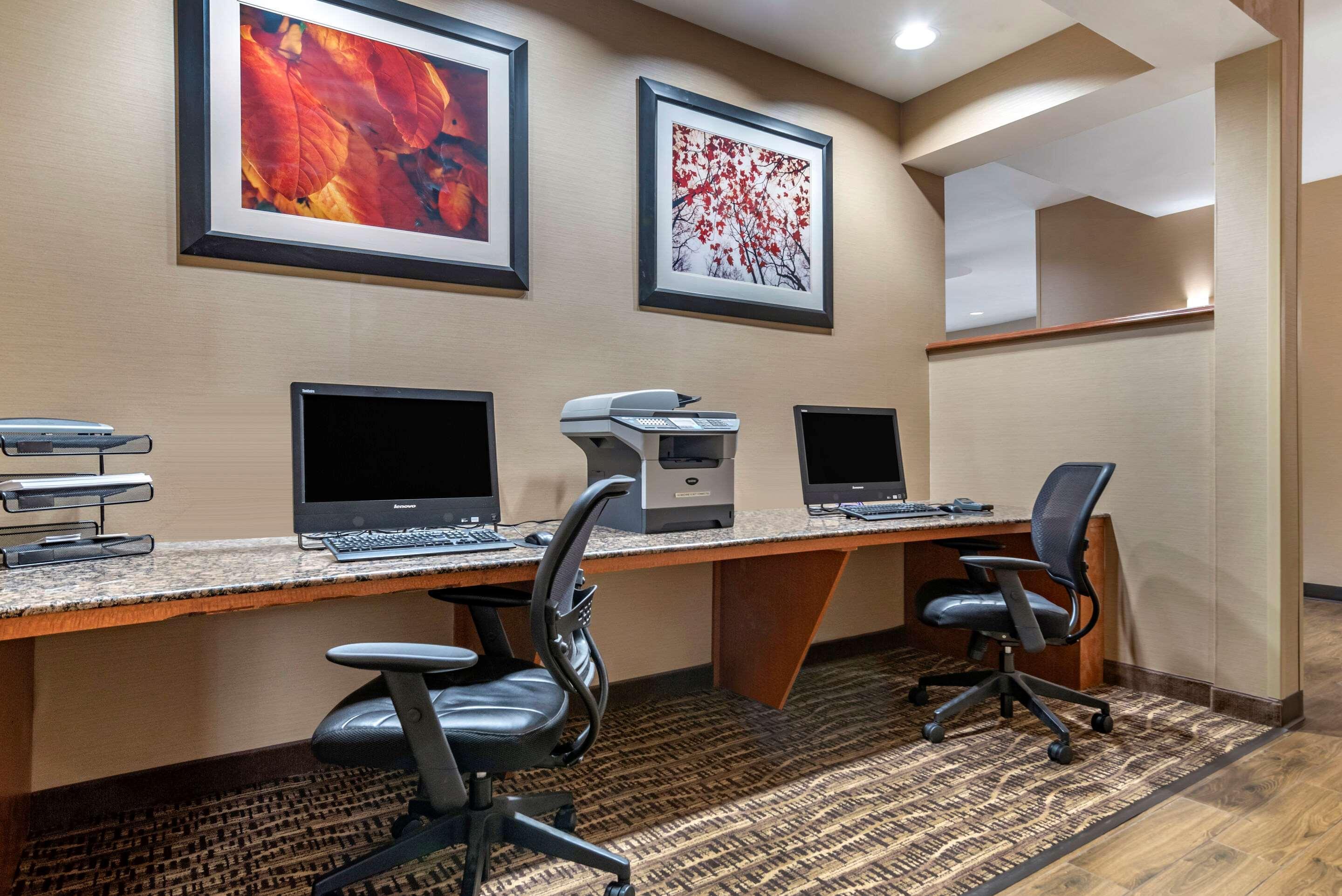 Comfort Suites Airport Luckney Екстериор снимка