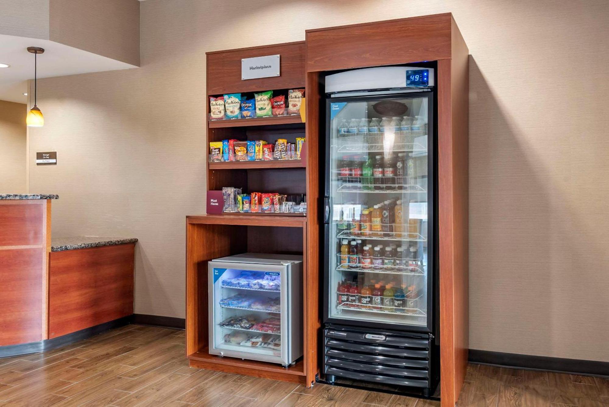 Comfort Suites Airport Luckney Екстериор снимка