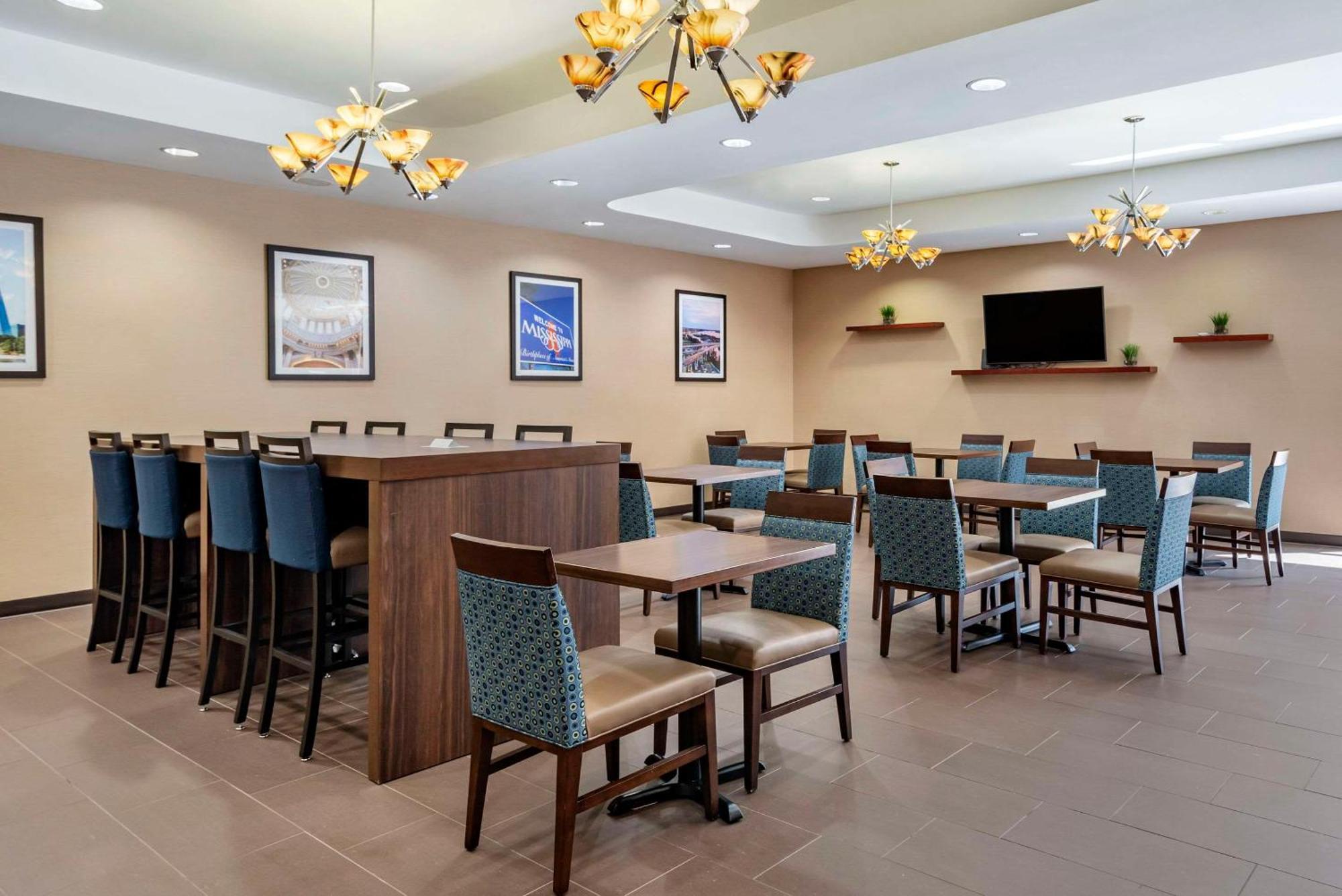 Comfort Suites Airport Luckney Екстериор снимка