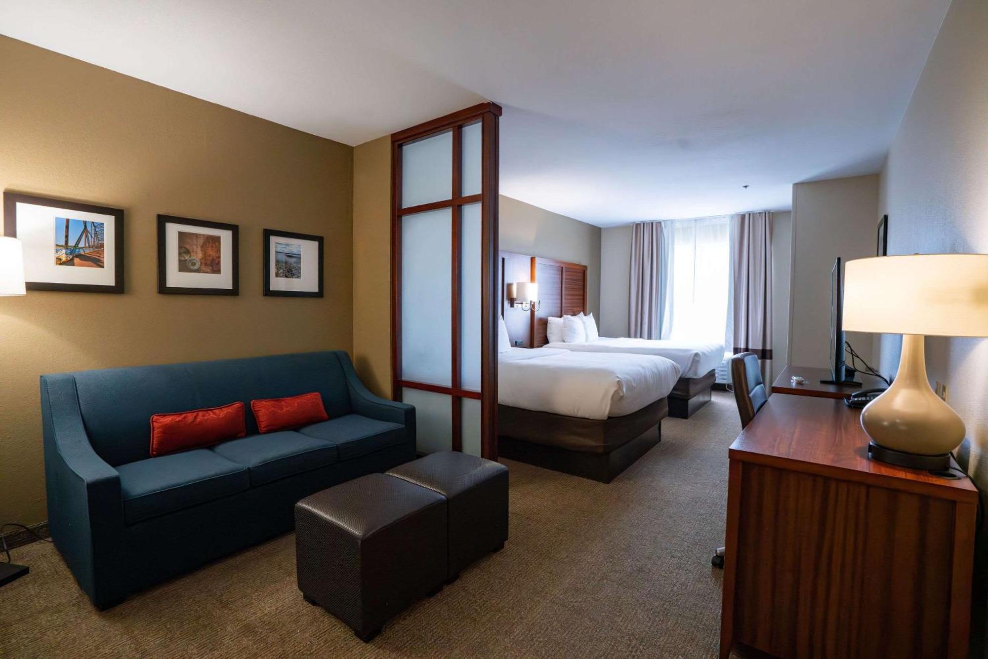 Comfort Suites Airport Luckney Екстериор снимка