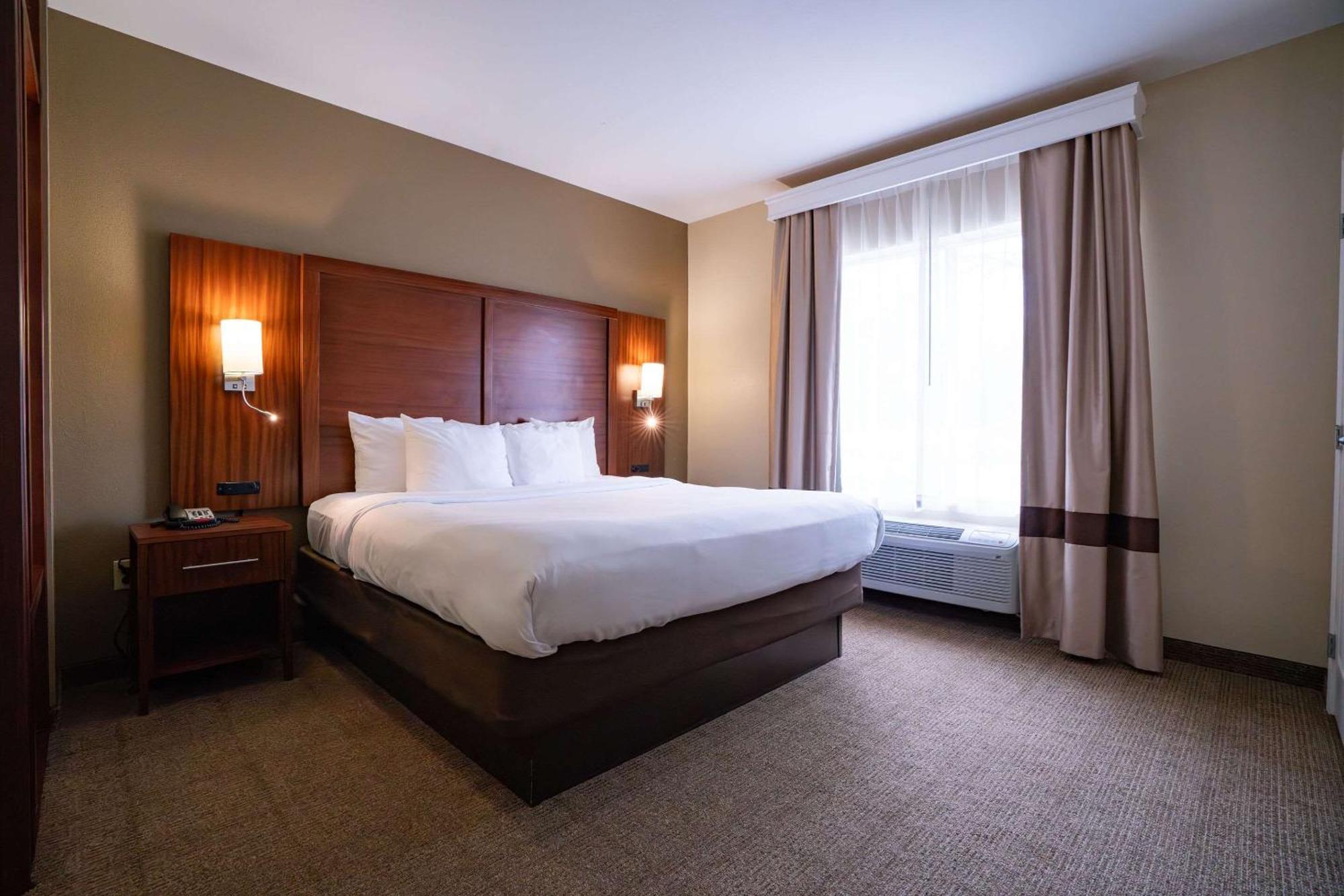 Comfort Suites Airport Luckney Екстериор снимка