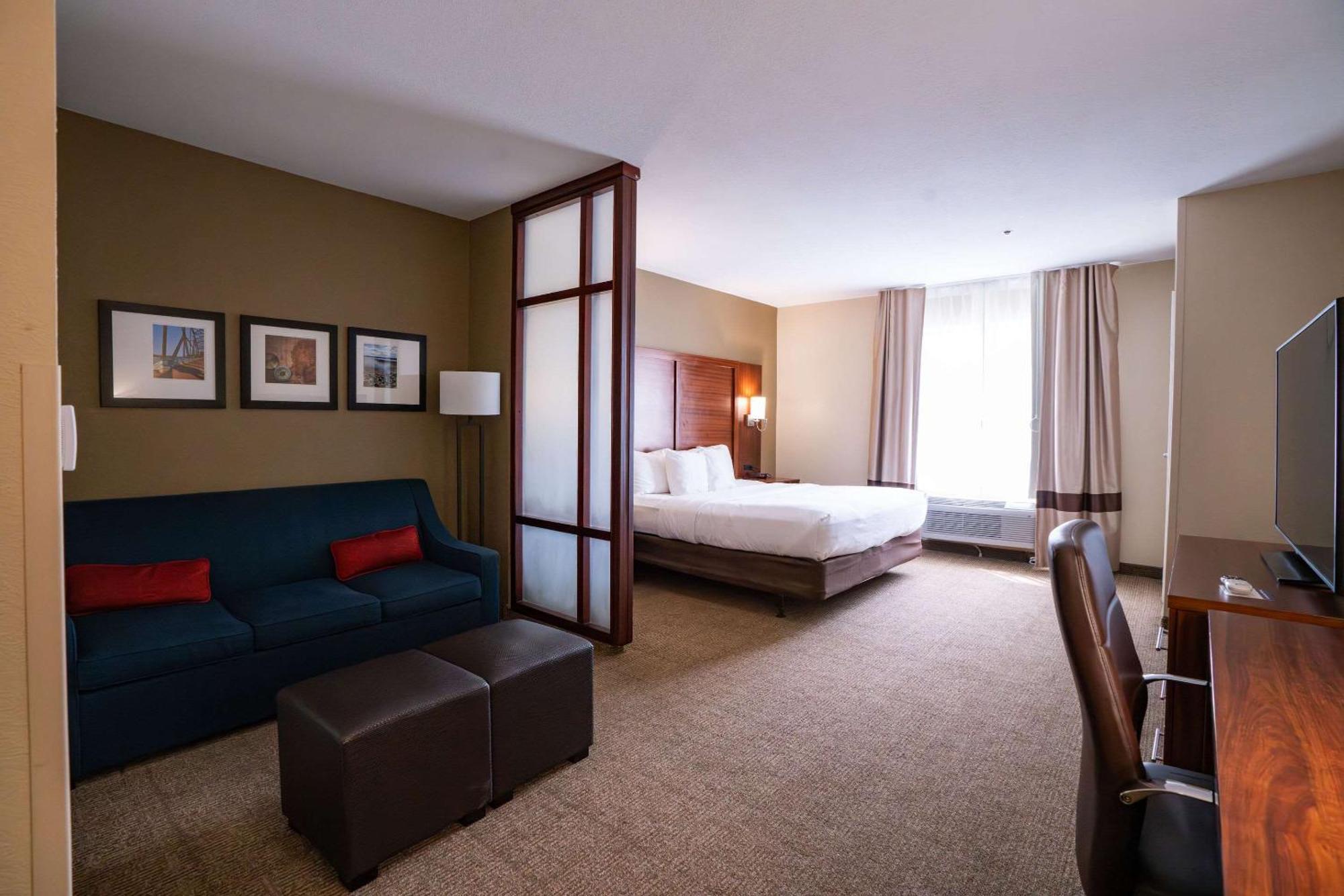 Comfort Suites Airport Luckney Екстериор снимка