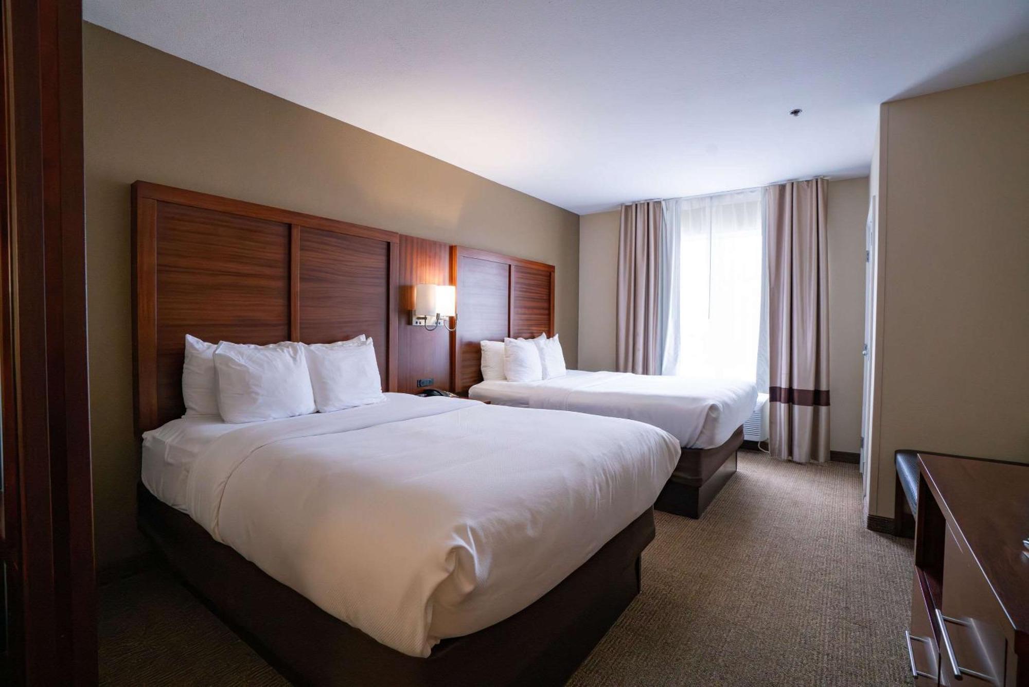Comfort Suites Airport Luckney Екстериор снимка